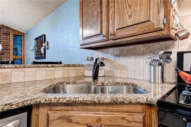 Building Photo - 3 Bed 2.5 Bath 2 Car Garage in Westmoor Ad...