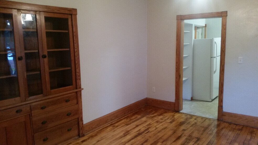 Dining - 122 West Arch Street