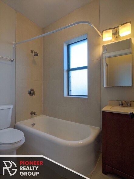 Building Photo - 4616 N Paulina St