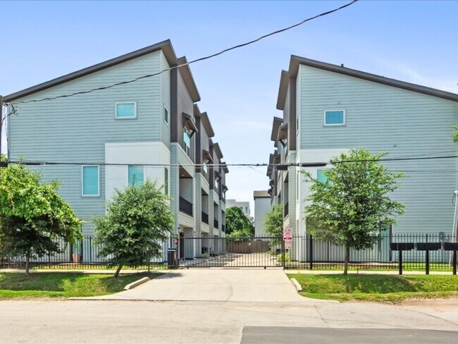 Building Photo - 3026 Live Oak St