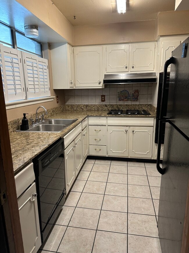 Kitchen - 4908 Purdue Dr