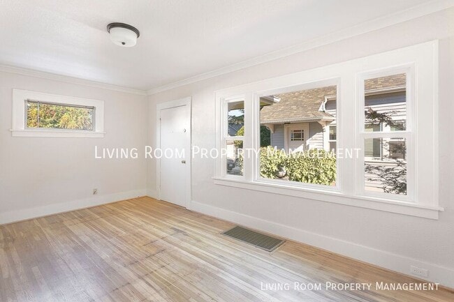 Building Photo - 5521 N Vancouver-