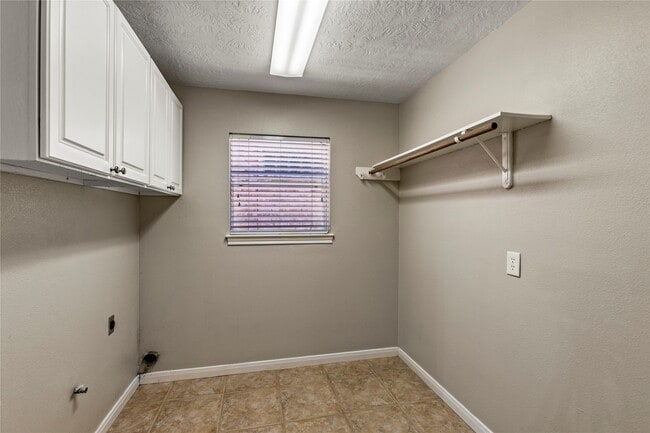 Building Photo - 170 April Cove