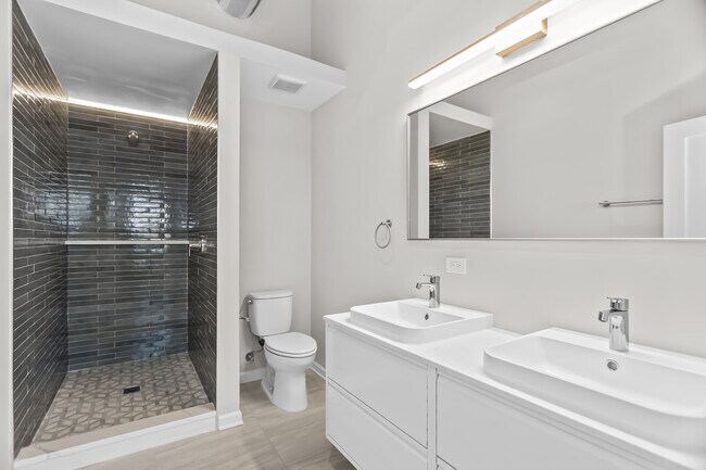 Building Photo - 1542 N Damen Ave