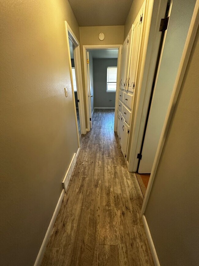 Building Photo - Great 3 bd/1.5 ba Home - Lots of Built-in Storage