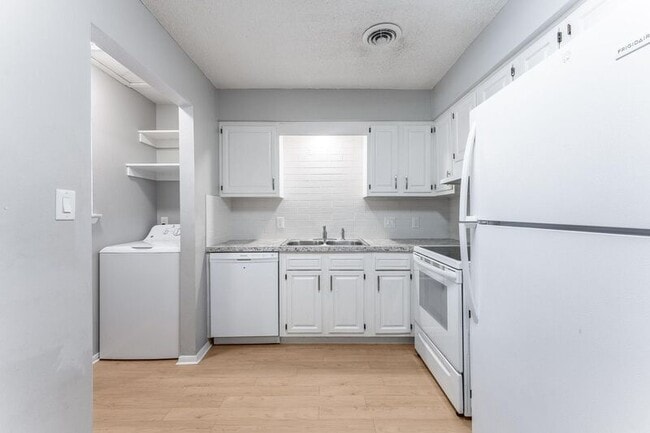 Building Photo - 2316-2318 Raven Ln