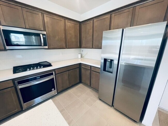 Building Photo - BEAUTIFUL 4 BEDROOM + LOFT HOME LOCATED IN...