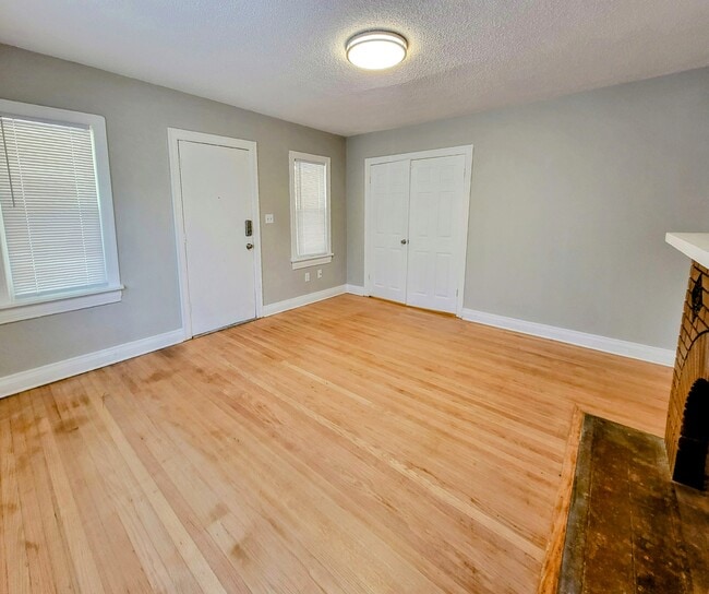 Building Photo - Front Duplex on 11th