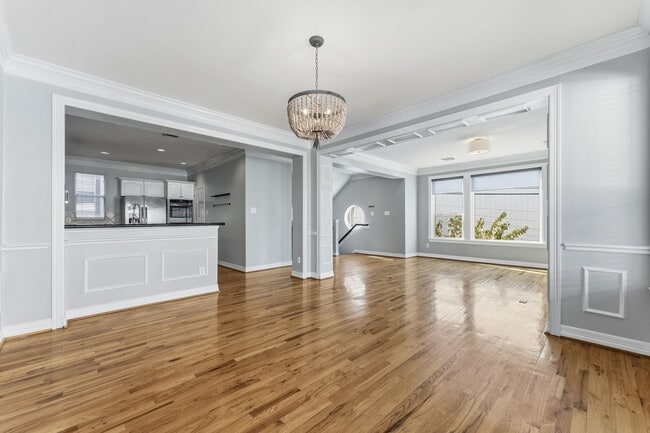 Building Photo - 827 Rosine St