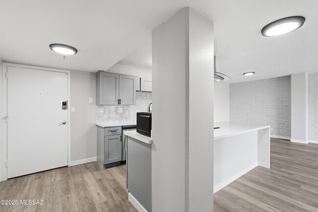Building Photo - 425 W Paseo Redondo