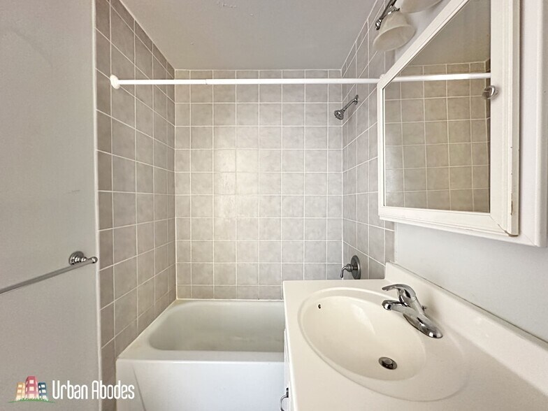 Building Photo - 1335 N Dearborn St