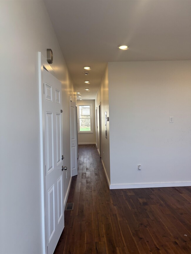 Building Photo - 9124 Columbia Ave