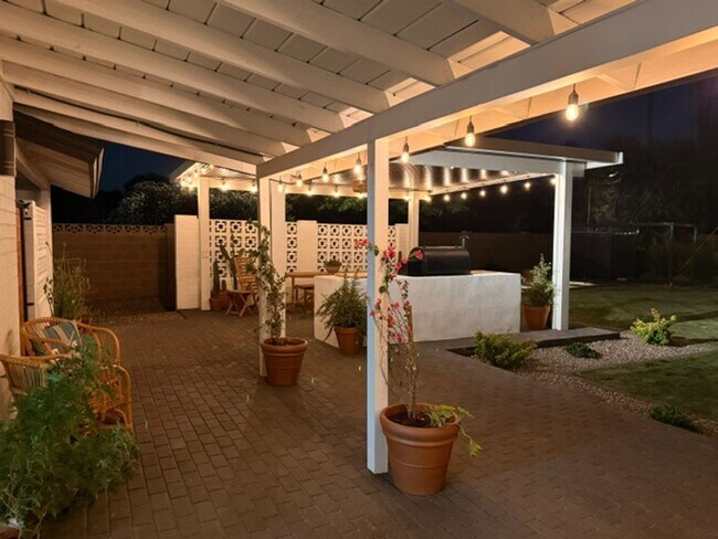 Building Photo - Updated Central Phoenix 3 bed, 2 bath with open layout, stainless steel appliances, and large irr...