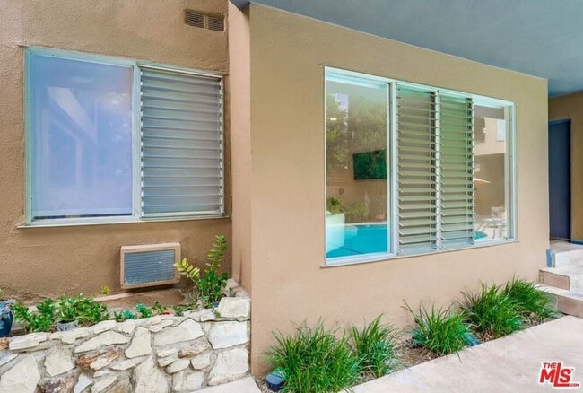 Building Photo - 1275 Havenhurst Dr