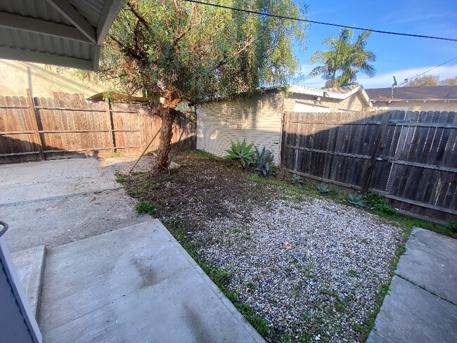 Building Photo - 725 S Osage Ave