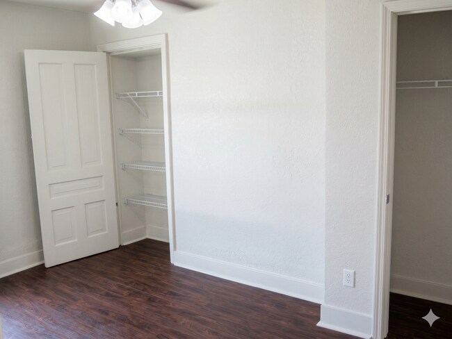 Building Photo - Luxury College Rental - South Side Flats