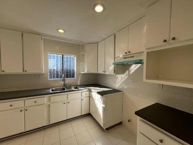 Building Photo - 1110 W 92nd St