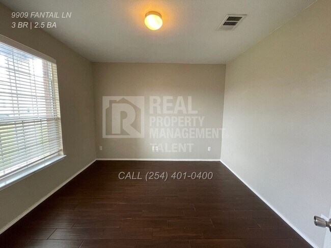 Building Photo - 9909 Fantail Ln