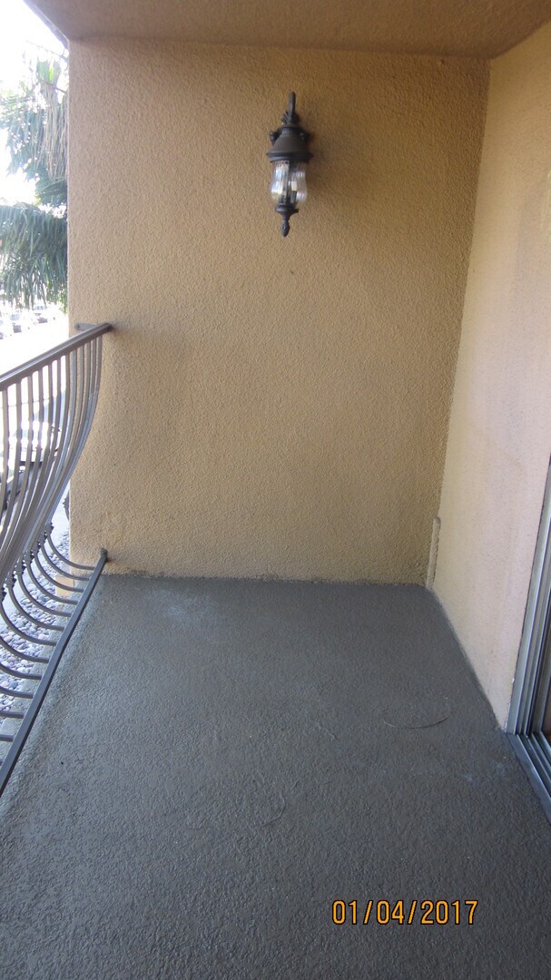 Building Photo - HILLCREST - 1 BED / 1 BATH TOP FLOOR CONDO.