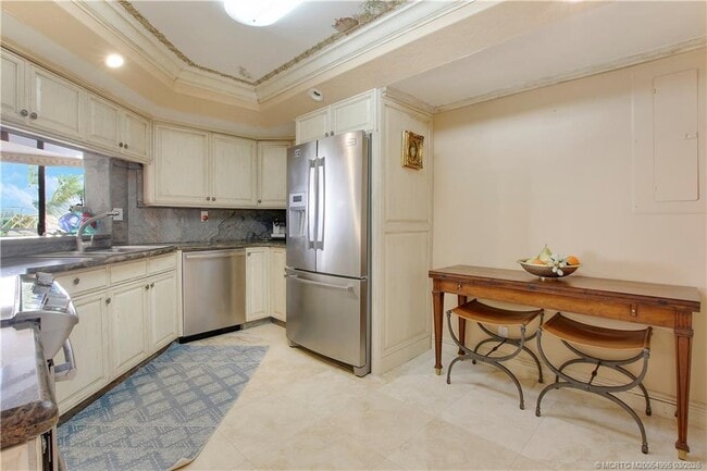 Building Photo - 9950 S Ocean Dr