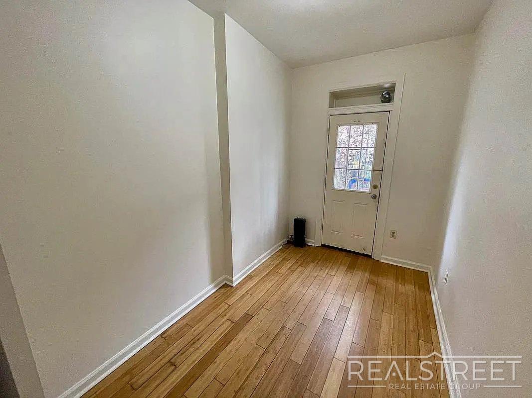 Building Photo - Spacious 3BR Apartment with Backyard Access in Prime Bushwick