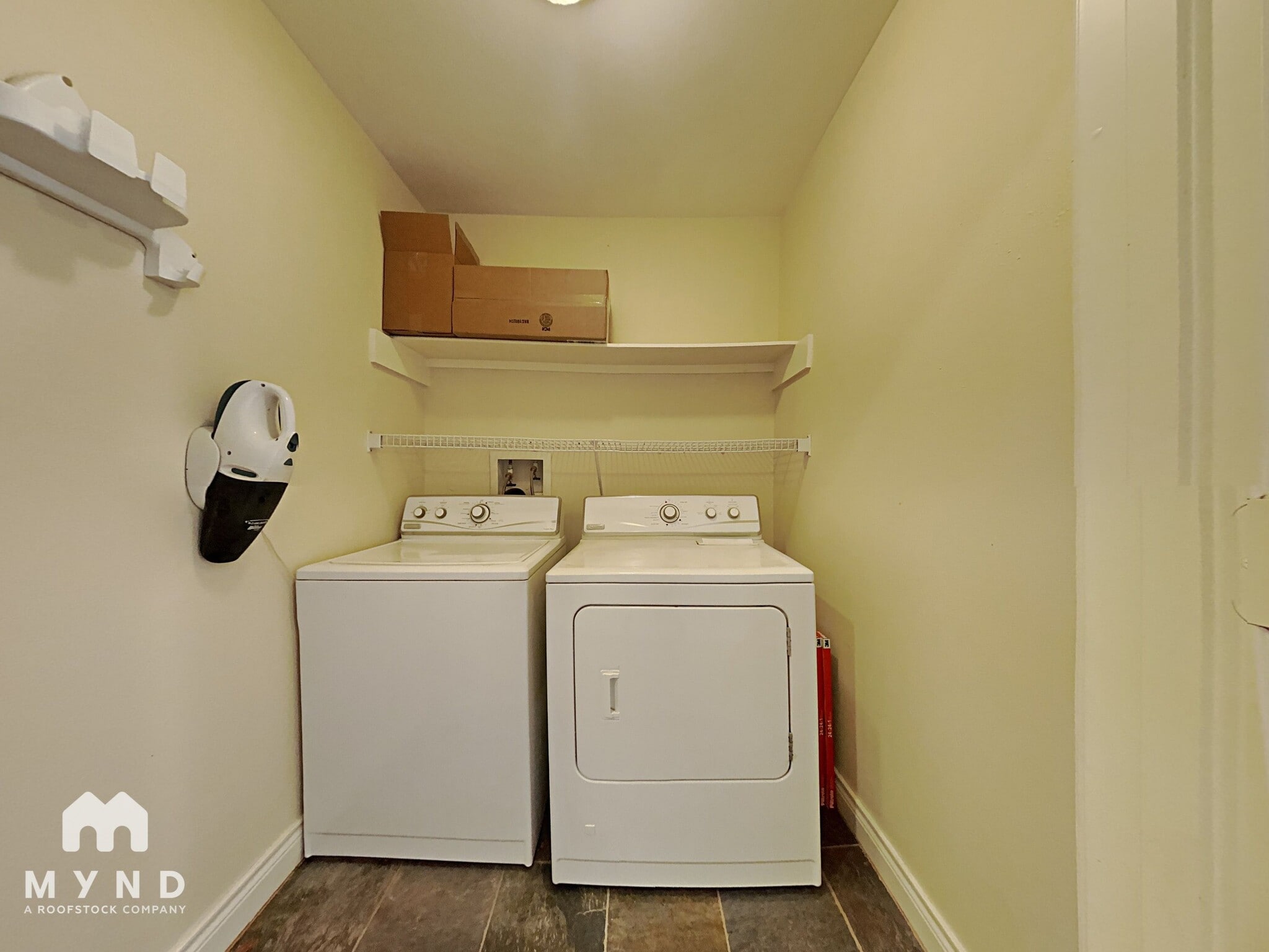 Building Photo - 321 Sandman St