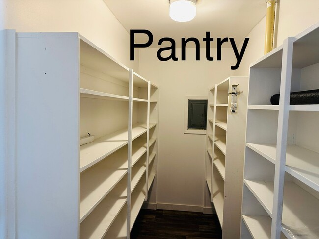 Building Photo - 4 bedroom, 1 bath. Pets Ok, Remodeled in 2...