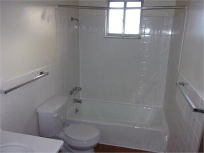 Building Photo - 465 Brentwood Dr