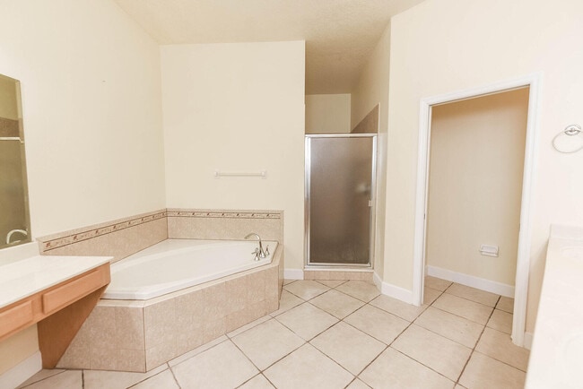 Building Photo - 4068 Gardenwood Cir