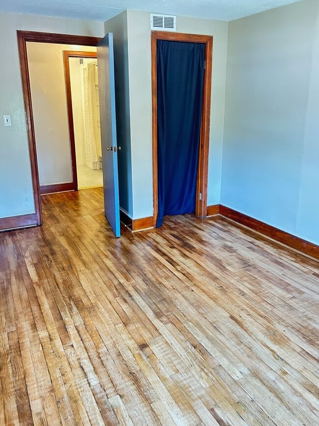 Building Photo - Convenience !!