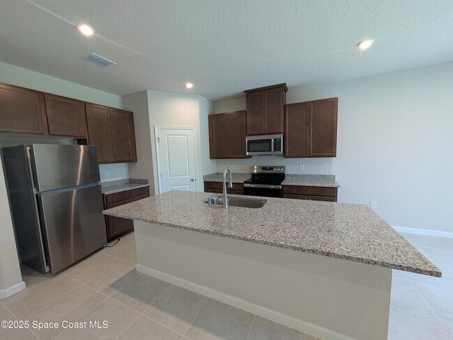Building Photo - 2504 Landing Dr