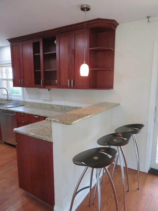 Building Photo - 932 Brantwood Ave