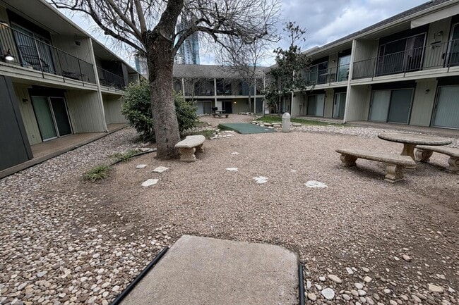 Building Photo - 500 E Riverside Dr