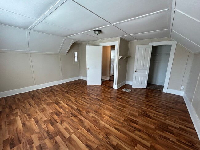 Building Photo - Must see in Person!  Huge Home Near Dundee...