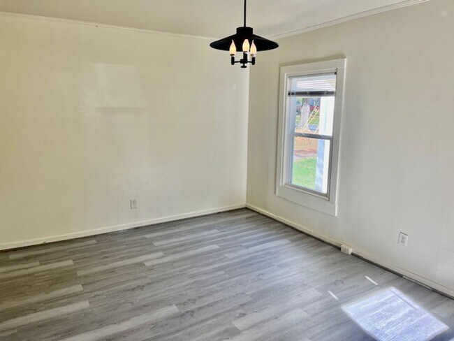 Building Photo - Tyler Street #102