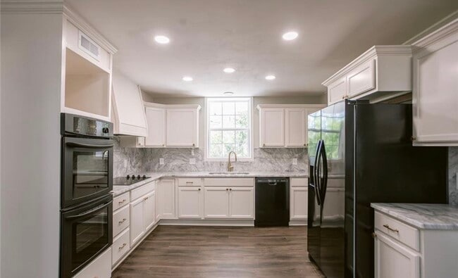 Building Photo - 2807 Bluebonnet St