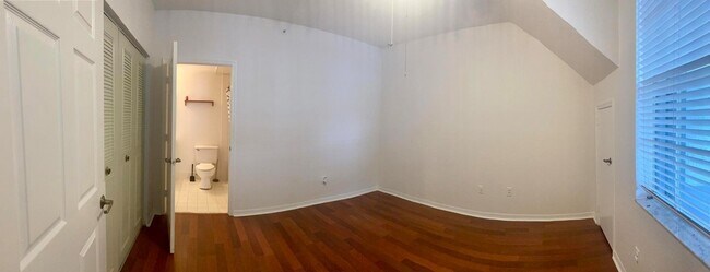 Building Photo - 725 SW 148th Ave