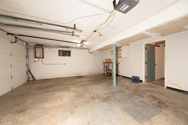 Building Photo - Anderson - Updated and spacious 3 bed 2.5 ...