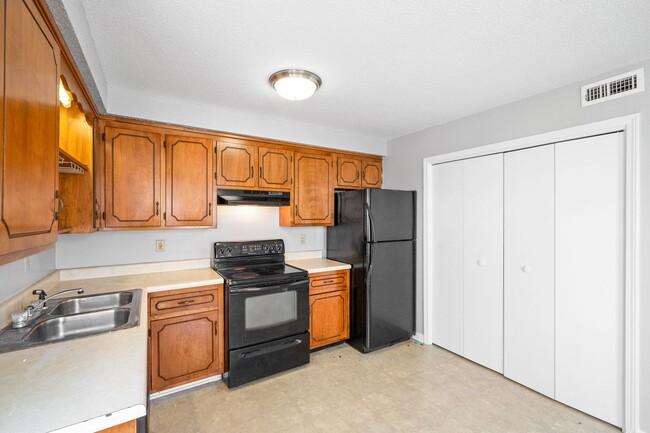Building Photo - 923 Kingsbury Dr