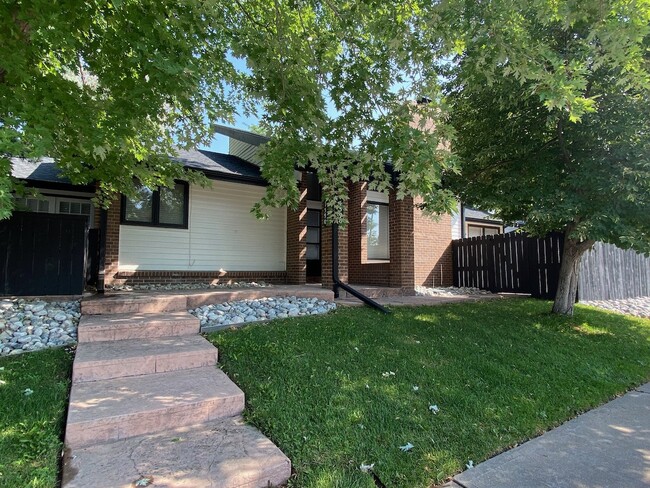 Primary Photo - Ranch Level Home Near Wash Park Available ...