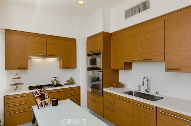 Building Photo - 900 W Olympic Blvd