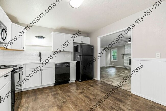 Building Photo - Available NOW in Raytown