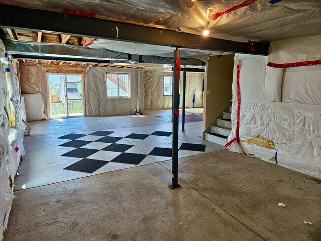 Building Photo - Beautiful 3 bedroom home available with mo...