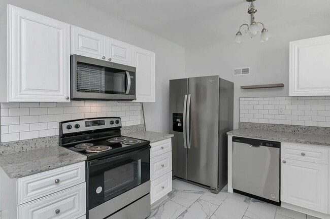 Building Photo - Pre-Leasing for the 26-27 School Year! - U...