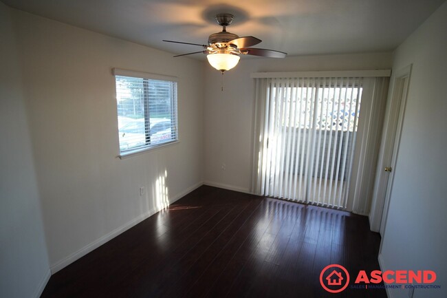 Building Photo - Lovely Townhome in Southwest Bakersfield!