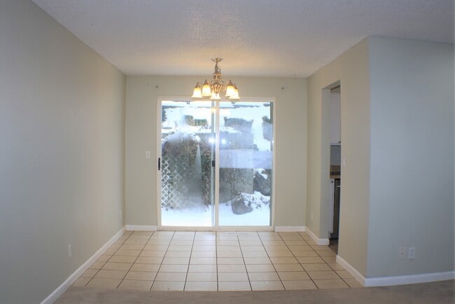 Building Photo - 336 Satus St
