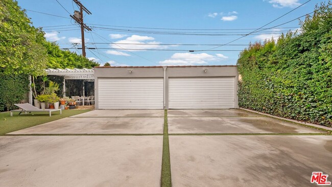 Building Photo - 434 N Genesee Ave