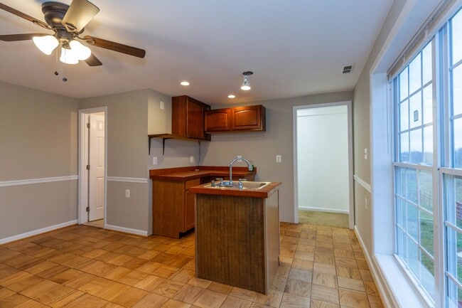 Building Photo - 1 bed, 1 bath, Apartment in Charles Town, WV