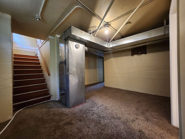 Building Photo - Victorian Home Downtown – Available NOW, 6 Month Leases Available! MOVE-IN SPECIAL