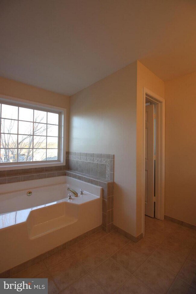 Building Photo - 14 Stratford Hall Ct
